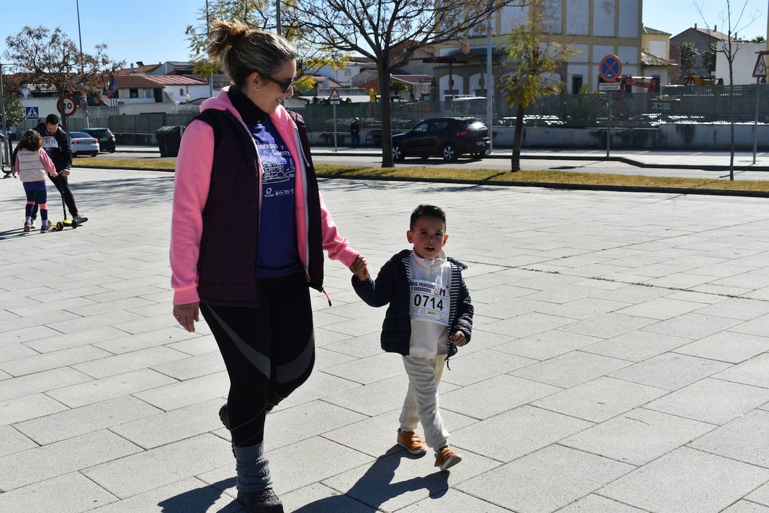 Con motivo de la Marcha del Día Internacional de la Mujer, Miajadas se llenó de Princesas y Guerreras que reivindicaban igualdad entre mujeres y hombres. Y lo hicieron acompañadas y apoyadas precisamente por muchos representantes del género masculino. Una marcha que recorre las calles de la localidad año tras año para dar visibilidad a esta lucha diaria que llevan a cabo desde las generaciones mayores hasta las más pequeñas, las que han vivido más trabas a las que están viviendo desde pequeñas que hay que pelear por seguir derribándolas. Tras la marcha, aún con energía para más, participaron en una Master Class de Zumba, y se llevó a cabo el sorteo de una bicicleta urbana entre todos los y las participantes de la marcha. Paula Rosas García fue la afortunada que volvió pedaleando a casa. 