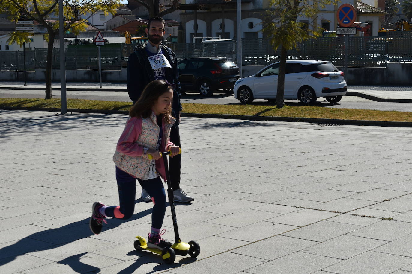 Con motivo de la Marcha del Día Internacional de la Mujer, Miajadas se llenó de Princesas y Guerreras que reivindicaban igualdad entre mujeres y hombres. Y lo hicieron acompañadas y apoyadas precisamente por muchos representantes del género masculino. Una marcha que recorre las calles de la localidad año tras año para dar visibilidad a esta lucha diaria que llevan a cabo desde las generaciones mayores hasta las más pequeñas, las que han vivido más trabas a las que están viviendo desde pequeñas que hay que pelear por seguir derribándolas. Tras la marcha, aún con energía para más, participaron en una Master Class de Zumba, y se llevó a cabo el sorteo de una bicicleta urbana entre todos los y las participantes de la marcha. Paula Rosas García fue la afortunada que volvió pedaleando a casa. 