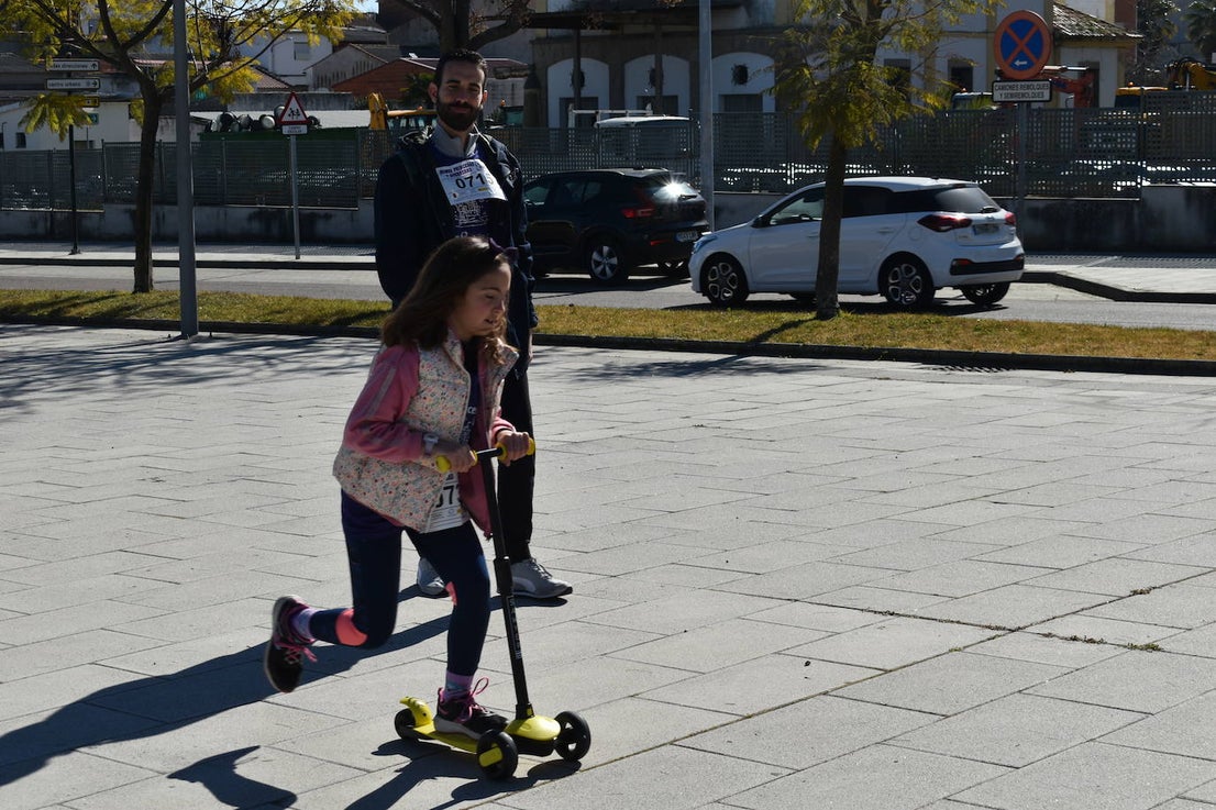 Con motivo de la Marcha del Día Internacional de la Mujer, Miajadas se llenó de Princesas y Guerreras que reivindicaban igualdad entre mujeres y hombres. Y lo hicieron acompañadas y apoyadas precisamente por muchos representantes del género masculino. Una marcha que recorre las calles de la localidad año tras año para dar visibilidad a esta lucha diaria que llevan a cabo desde las generaciones mayores hasta las más pequeñas, las que han vivido más trabas a las que están viviendo desde pequeñas que hay que pelear por seguir derribándolas. Tras la marcha, aún con energía para más, participaron en una Master Class de Zumba, y se llevó a cabo el sorteo de una bicicleta urbana entre todos los y las participantes de la marcha. Paula Rosas García fue la afortunada que volvió pedaleando a casa. 