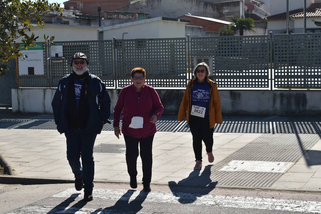 Con motivo de la Marcha del Día Internacional de la Mujer, Miajadas se llenó de Princesas y Guerreras que reivindicaban igualdad entre mujeres y hombres. Y lo hicieron acompañadas y apoyadas precisamente por muchos representantes del género masculino. Una marcha que recorre las calles de la localidad año tras año para dar visibilidad a esta lucha diaria que llevan a cabo desde las generaciones mayores hasta las más pequeñas, las que han vivido más trabas a las que están viviendo desde pequeñas que hay que pelear por seguir derribándolas. Tras la marcha, aún con energía para más, participaron en una Master Class de Zumba, y se llevó a cabo el sorteo de una bicicleta urbana entre todos los y las participantes de la marcha. Paula Rosas García fue la afortunada que volvió pedaleando a casa. 