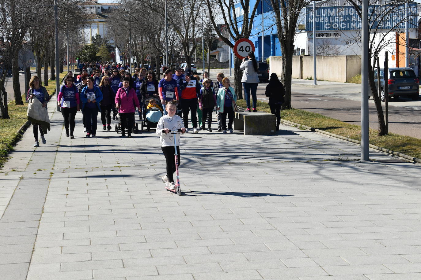 Con motivo de la Marcha del Día Internacional de la Mujer, Miajadas se llenó de Princesas y Guerreras que reivindicaban igualdad entre mujeres y hombres. Y lo hicieron acompañadas y apoyadas precisamente por muchos representantes del género masculino. Una marcha que recorre las calles de la localidad año tras año para dar visibilidad a esta lucha diaria que llevan a cabo desde las generaciones mayores hasta las más pequeñas, las que han vivido más trabas a las que están viviendo desde pequeñas que hay que pelear por seguir derribándolas. Tras la marcha, aún con energía para más, participaron en una Master Class de Zumba, y se llevó a cabo el sorteo de una bicicleta urbana entre todos los y las participantes de la marcha. Paula Rosas García fue la afortunada que volvió pedaleando a casa. 