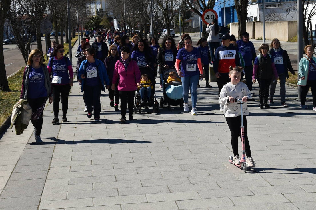 Con motivo de la Marcha del Día Internacional de la Mujer, Miajadas se llenó de Princesas y Guerreras que reivindicaban igualdad entre mujeres y hombres. Y lo hicieron acompañadas y apoyadas precisamente por muchos representantes del género masculino. Una marcha que recorre las calles de la localidad año tras año para dar visibilidad a esta lucha diaria que llevan a cabo desde las generaciones mayores hasta las más pequeñas, las que han vivido más trabas a las que están viviendo desde pequeñas que hay que pelear por seguir derribándolas. Tras la marcha, aún con energía para más, participaron en una Master Class de Zumba, y se llevó a cabo el sorteo de una bicicleta urbana entre todos los y las participantes de la marcha. Paula Rosas García fue la afortunada que volvió pedaleando a casa. 