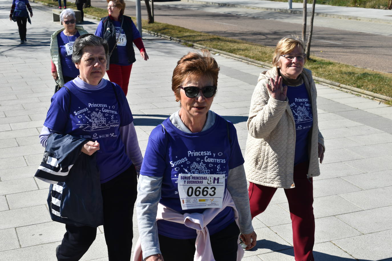 Con motivo de la Marcha del Día Internacional de la Mujer, Miajadas se llenó de Princesas y Guerreras que reivindicaban igualdad entre mujeres y hombres. Y lo hicieron acompañadas y apoyadas precisamente por muchos representantes del género masculino. Una marcha que recorre las calles de la localidad año tras año para dar visibilidad a esta lucha diaria que llevan a cabo desde las generaciones mayores hasta las más pequeñas, las que han vivido más trabas a las que están viviendo desde pequeñas que hay que pelear por seguir derribándolas. Tras la marcha, aún con energía para más, participaron en una Master Class de Zumba, y se llevó a cabo el sorteo de una bicicleta urbana entre todos los y las participantes de la marcha. Paula Rosas García fue la afortunada que volvió pedaleando a casa. 