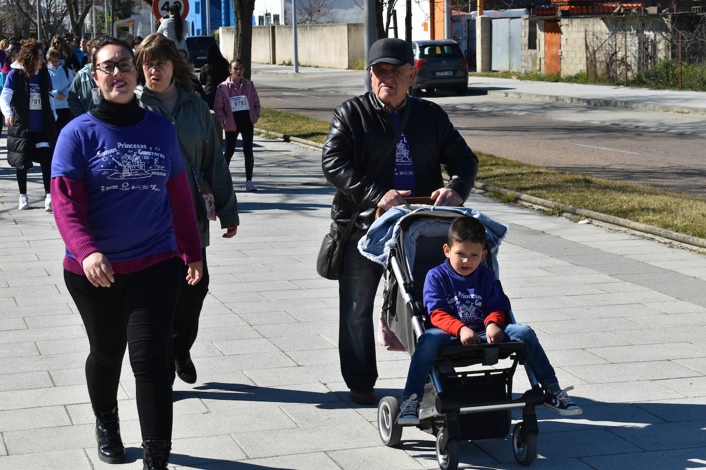 Con motivo de la Marcha del Día Internacional de la Mujer, Miajadas se llenó de Princesas y Guerreras que reivindicaban igualdad entre mujeres y hombres. Y lo hicieron acompañadas y apoyadas precisamente por muchos representantes del género masculino. Una marcha que recorre las calles de la localidad año tras año para dar visibilidad a esta lucha diaria que llevan a cabo desde las generaciones mayores hasta las más pequeñas, las que han vivido más trabas a las que están viviendo desde pequeñas que hay que pelear por seguir derribándolas. Tras la marcha, aún con energía para más, participaron en una Master Class de Zumba, y se llevó a cabo el sorteo de una bicicleta urbana entre todos los y las participantes de la marcha. Paula Rosas García fue la afortunada que volvió pedaleando a casa. 
