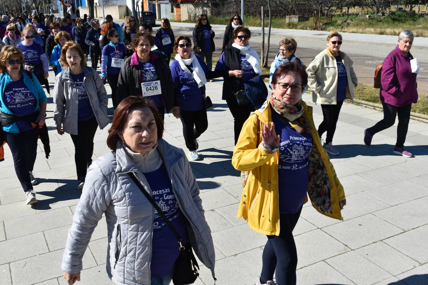 Con motivo de la Marcha del Día Internacional de la Mujer, Miajadas se llenó de Princesas y Guerreras que reivindicaban igualdad entre mujeres y hombres. Y lo hicieron acompañadas y apoyadas precisamente por muchos representantes del género masculino. Una marcha que recorre las calles de la localidad año tras año para dar visibilidad a esta lucha diaria que llevan a cabo desde las generaciones mayores hasta las más pequeñas, las que han vivido más trabas a las que están viviendo desde pequeñas que hay que pelear por seguir derribándolas. Tras la marcha, aún con energía para más, participaron en una Master Class de Zumba, y se llevó a cabo el sorteo de una bicicleta urbana entre todos los y las participantes de la marcha. Paula Rosas García fue la afortunada que volvió pedaleando a casa. 