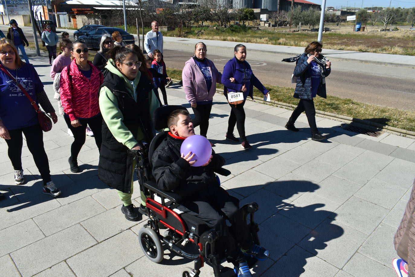 Con motivo de la Marcha del Día Internacional de la Mujer, Miajadas se llenó de Princesas y Guerreras que reivindicaban igualdad entre mujeres y hombres. Y lo hicieron acompañadas y apoyadas precisamente por muchos representantes del género masculino. Una marcha que recorre las calles de la localidad año tras año para dar visibilidad a esta lucha diaria que llevan a cabo desde las generaciones mayores hasta las más pequeñas, las que han vivido más trabas a las que están viviendo desde pequeñas que hay que pelear por seguir derribándolas. Tras la marcha, aún con energía para más, participaron en una Master Class de Zumba, y se llevó a cabo el sorteo de una bicicleta urbana entre todos los y las participantes de la marcha. Paula Rosas García fue la afortunada que volvió pedaleando a casa. 