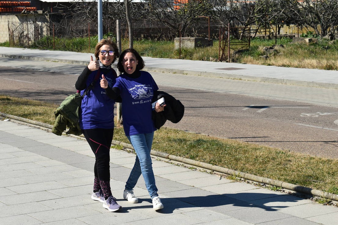 Con motivo de la Marcha del Día Internacional de la Mujer, Miajadas se llenó de Princesas y Guerreras que reivindicaban igualdad entre mujeres y hombres. Y lo hicieron acompañadas y apoyadas precisamente por muchos representantes del género masculino. Una marcha que recorre las calles de la localidad año tras año para dar visibilidad a esta lucha diaria que llevan a cabo desde las generaciones mayores hasta las más pequeñas, las que han vivido más trabas a las que están viviendo desde pequeñas que hay que pelear por seguir derribándolas. Tras la marcha, aún con energía para más, participaron en una Master Class de Zumba, y se llevó a cabo el sorteo de una bicicleta urbana entre todos los y las participantes de la marcha. Paula Rosas García fue la afortunada que volvió pedaleando a casa. 