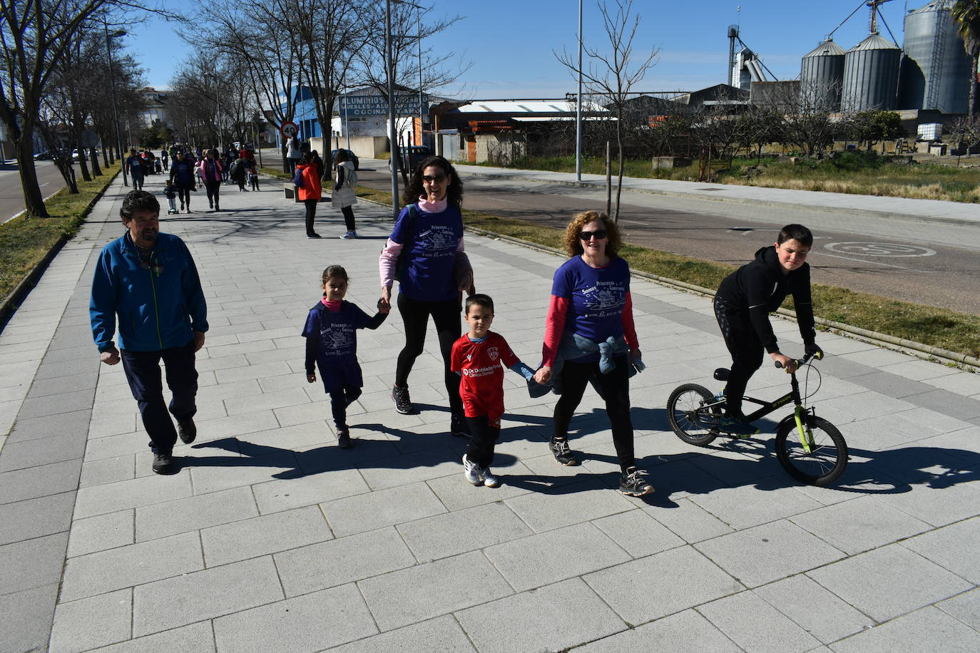 Con motivo de la Marcha del Día Internacional de la Mujer, Miajadas se llenó de Princesas y Guerreras que reivindicaban igualdad entre mujeres y hombres. Y lo hicieron acompañadas y apoyadas precisamente por muchos representantes del género masculino. Una marcha que recorre las calles de la localidad año tras año para dar visibilidad a esta lucha diaria que llevan a cabo desde las generaciones mayores hasta las más pequeñas, las que han vivido más trabas a las que están viviendo desde pequeñas que hay que pelear por seguir derribándolas. Tras la marcha, aún con energía para más, participaron en una Master Class de Zumba, y se llevó a cabo el sorteo de una bicicleta urbana entre todos los y las participantes de la marcha. Paula Rosas García fue la afortunada que volvió pedaleando a casa. 