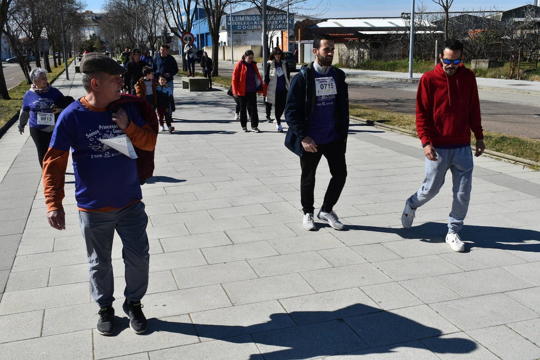 Con motivo de la Marcha del Día Internacional de la Mujer, Miajadas se llenó de Princesas y Guerreras que reivindicaban igualdad entre mujeres y hombres. Y lo hicieron acompañadas y apoyadas precisamente por muchos representantes del género masculino. Una marcha que recorre las calles de la localidad año tras año para dar visibilidad a esta lucha diaria que llevan a cabo desde las generaciones mayores hasta las más pequeñas, las que han vivido más trabas a las que están viviendo desde pequeñas que hay que pelear por seguir derribándolas. Tras la marcha, aún con energía para más, participaron en una Master Class de Zumba, y se llevó a cabo el sorteo de una bicicleta urbana entre todos los y las participantes de la marcha. Paula Rosas García fue la afortunada que volvió pedaleando a casa. 