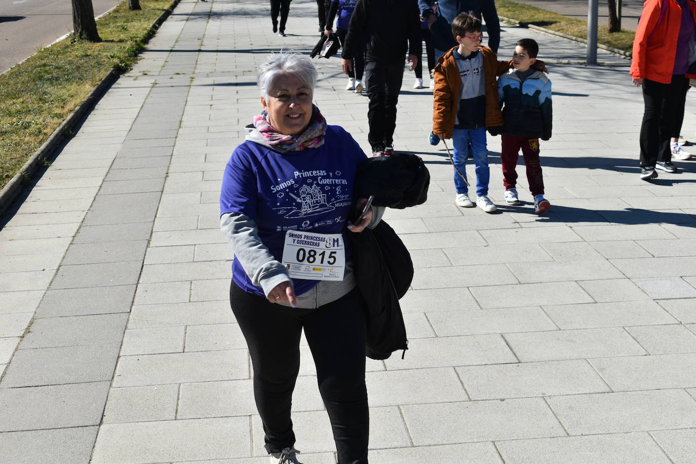 Con motivo de la Marcha del Día Internacional de la Mujer, Miajadas se llenó de Princesas y Guerreras que reivindicaban igualdad entre mujeres y hombres. Y lo hicieron acompañadas y apoyadas precisamente por muchos representantes del género masculino. Una marcha que recorre las calles de la localidad año tras año para dar visibilidad a esta lucha diaria que llevan a cabo desde las generaciones mayores hasta las más pequeñas, las que han vivido más trabas a las que están viviendo desde pequeñas que hay que pelear por seguir derribándolas. Tras la marcha, aún con energía para más, participaron en una Master Class de Zumba, y se llevó a cabo el sorteo de una bicicleta urbana entre todos los y las participantes de la marcha. Paula Rosas García fue la afortunada que volvió pedaleando a casa. 