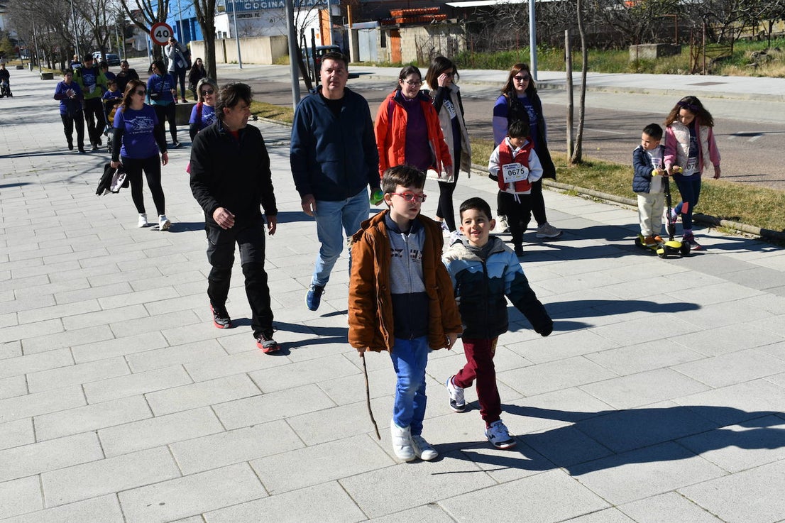 Con motivo de la Marcha del Día Internacional de la Mujer, Miajadas se llenó de Princesas y Guerreras que reivindicaban igualdad entre mujeres y hombres. Y lo hicieron acompañadas y apoyadas precisamente por muchos representantes del género masculino. Una marcha que recorre las calles de la localidad año tras año para dar visibilidad a esta lucha diaria que llevan a cabo desde las generaciones mayores hasta las más pequeñas, las que han vivido más trabas a las que están viviendo desde pequeñas que hay que pelear por seguir derribándolas. Tras la marcha, aún con energía para más, participaron en una Master Class de Zumba, y se llevó a cabo el sorteo de una bicicleta urbana entre todos los y las participantes de la marcha. Paula Rosas García fue la afortunada que volvió pedaleando a casa. 