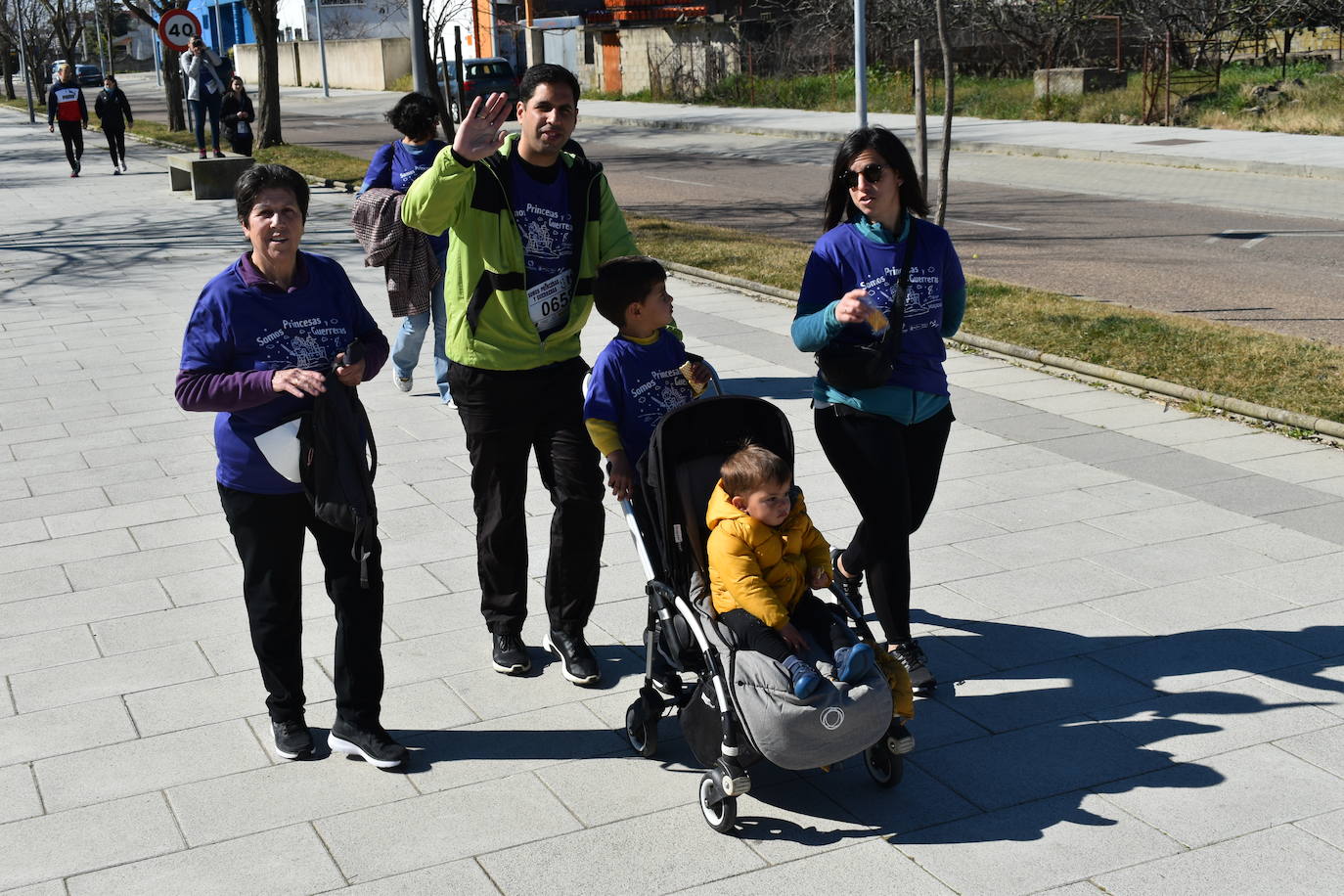 Con motivo de la Marcha del Día Internacional de la Mujer, Miajadas se llenó de Princesas y Guerreras que reivindicaban igualdad entre mujeres y hombres. Y lo hicieron acompañadas y apoyadas precisamente por muchos representantes del género masculino. Una marcha que recorre las calles de la localidad año tras año para dar visibilidad a esta lucha diaria que llevan a cabo desde las generaciones mayores hasta las más pequeñas, las que han vivido más trabas a las que están viviendo desde pequeñas que hay que pelear por seguir derribándolas. Tras la marcha, aún con energía para más, participaron en una Master Class de Zumba, y se llevó a cabo el sorteo de una bicicleta urbana entre todos los y las participantes de la marcha. Paula Rosas García fue la afortunada que volvió pedaleando a casa. 