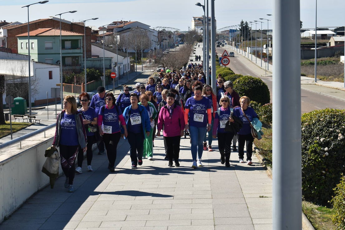 Con motivo de la Marcha del Día Internacional de la Mujer, Miajadas se llenó de Princesas y Guerreras que reivindicaban igualdad entre mujeres y hombres. Y lo hicieron acompañadas y apoyadas precisamente por muchos representantes del género masculino. Una marcha que recorre las calles de la localidad año tras año para dar visibilidad a esta lucha diaria que llevan a cabo desde las generaciones mayores hasta las más pequeñas, las que han vivido más trabas a las que están viviendo desde pequeñas que hay que pelear por seguir derribándolas. Tras la marcha, aún con energía para más, participaron en una Master Class de Zumba, y se llevó a cabo el sorteo de una bicicleta urbana entre todos los y las participantes de la marcha. Paula Rosas García fue la afortunada que volvió pedaleando a casa. 