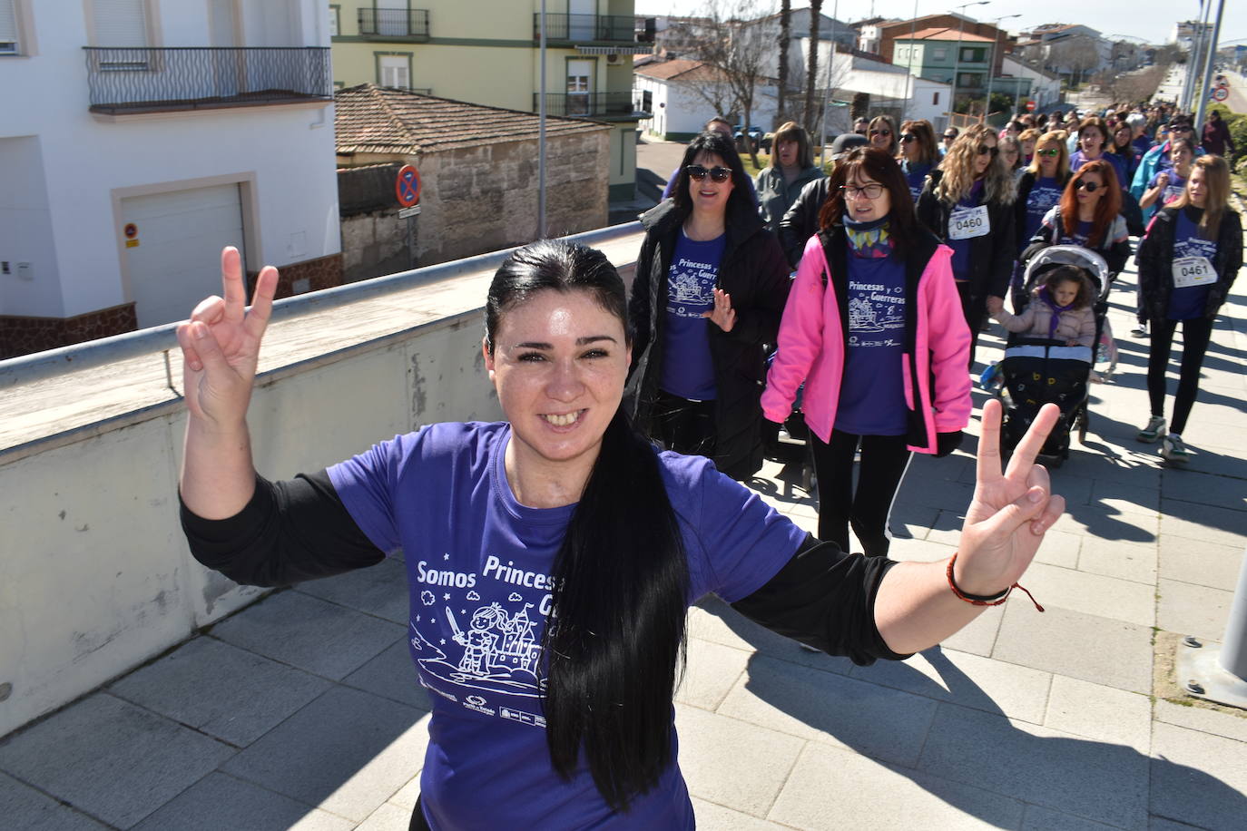 Con motivo de la Marcha del Día Internacional de la Mujer, Miajadas se llenó de Princesas y Guerreras que reivindicaban igualdad entre mujeres y hombres. Y lo hicieron acompañadas y apoyadas precisamente por muchos representantes del género masculino. Una marcha que recorre las calles de la localidad año tras año para dar visibilidad a esta lucha diaria que llevan a cabo desde las generaciones mayores hasta las más pequeñas, las que han vivido más trabas a las que están viviendo desde pequeñas que hay que pelear por seguir derribándolas. Tras la marcha, aún con energía para más, participaron en una Master Class de Zumba, y se llevó a cabo el sorteo de una bicicleta urbana entre todos los y las participantes de la marcha. Paula Rosas García fue la afortunada que volvió pedaleando a casa. 