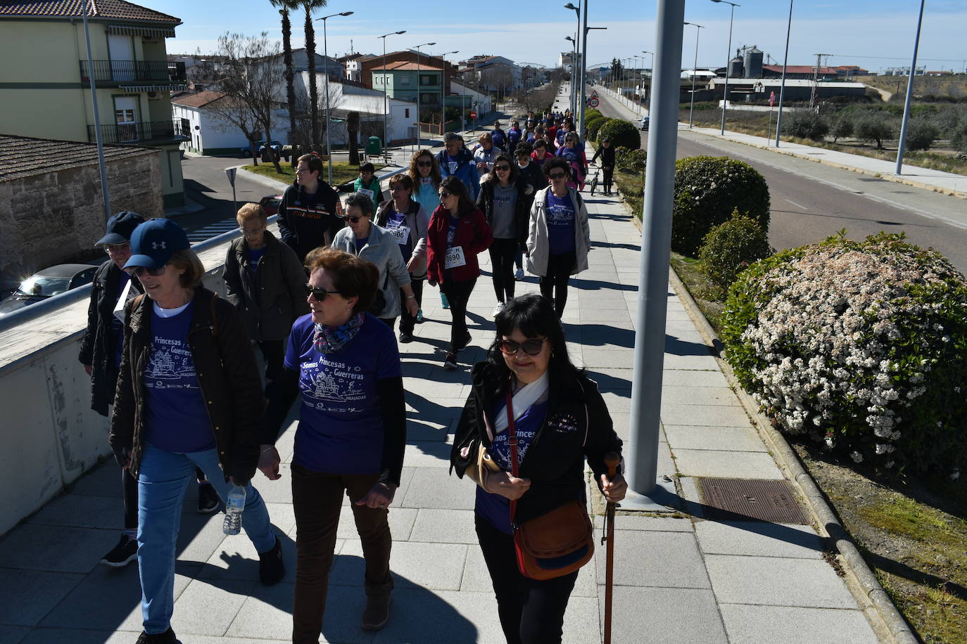Con motivo de la Marcha del Día Internacional de la Mujer, Miajadas se llenó de Princesas y Guerreras que reivindicaban igualdad entre mujeres y hombres. Y lo hicieron acompañadas y apoyadas precisamente por muchos representantes del género masculino. Una marcha que recorre las calles de la localidad año tras año para dar visibilidad a esta lucha diaria que llevan a cabo desde las generaciones mayores hasta las más pequeñas, las que han vivido más trabas a las que están viviendo desde pequeñas que hay que pelear por seguir derribándolas. Tras la marcha, aún con energía para más, participaron en una Master Class de Zumba, y se llevó a cabo el sorteo de una bicicleta urbana entre todos los y las participantes de la marcha. Paula Rosas García fue la afortunada que volvió pedaleando a casa. 
