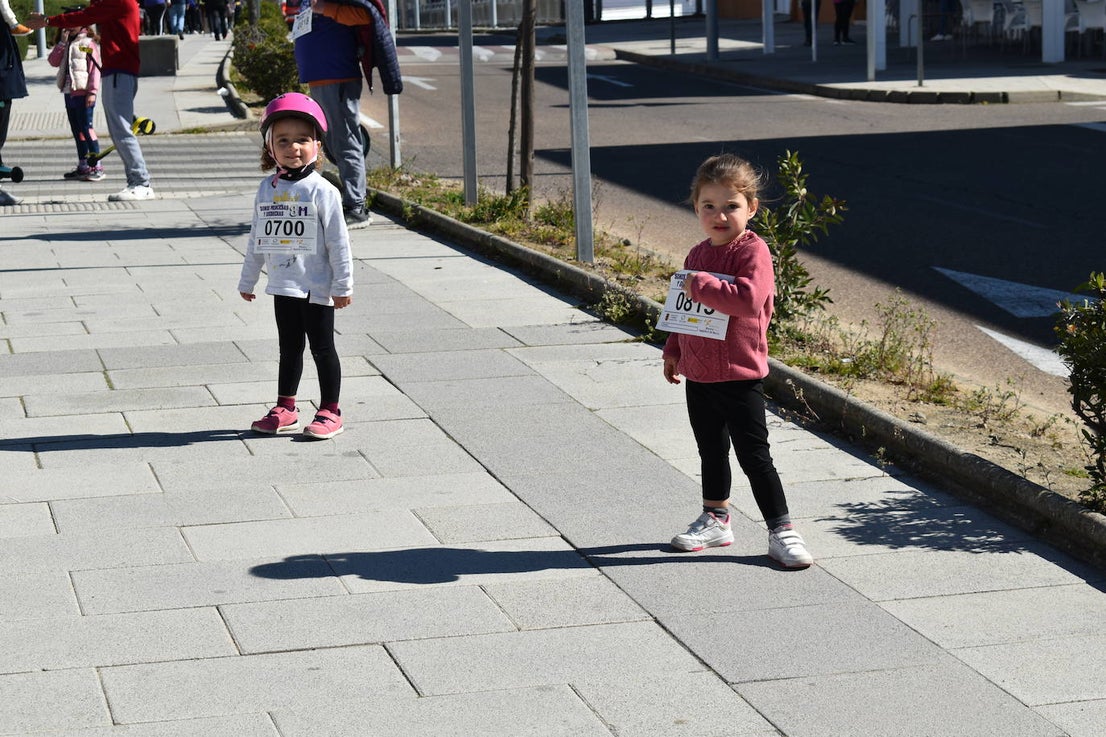 Con motivo de la Marcha del Día Internacional de la Mujer, Miajadas se llenó de Princesas y Guerreras que reivindicaban igualdad entre mujeres y hombres. Y lo hicieron acompañadas y apoyadas precisamente por muchos representantes del género masculino. Una marcha que recorre las calles de la localidad año tras año para dar visibilidad a esta lucha diaria que llevan a cabo desde las generaciones mayores hasta las más pequeñas, las que han vivido más trabas a las que están viviendo desde pequeñas que hay que pelear por seguir derribándolas. Tras la marcha, aún con energía para más, participaron en una Master Class de Zumba, y se llevó a cabo el sorteo de una bicicleta urbana entre todos los y las participantes de la marcha. Paula Rosas García fue la afortunada que volvió pedaleando a casa. 