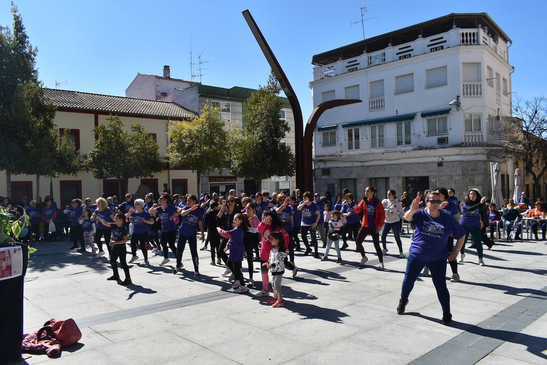 Con motivo de la Marcha del Día Internacional de la Mujer, Miajadas se llenó de Princesas y Guerreras que reivindicaban igualdad entre mujeres y hombres. Y lo hicieron acompañadas y apoyadas precisamente por muchos representantes del género masculino. Una marcha que recorre las calles de la localidad año tras año para dar visibilidad a esta lucha diaria que llevan a cabo desde las generaciones mayores hasta las más pequeñas, las que han vivido más trabas a las que están viviendo desde pequeñas que hay que pelear por seguir derribándolas. Tras la marcha, aún con energía para más, participaron en una Master Class de Zumba, y se llevó a cabo el sorteo de una bicicleta urbana entre todos los y las participantes de la marcha. Paula Rosas García fue la afortunada que volvió pedaleando a casa. 