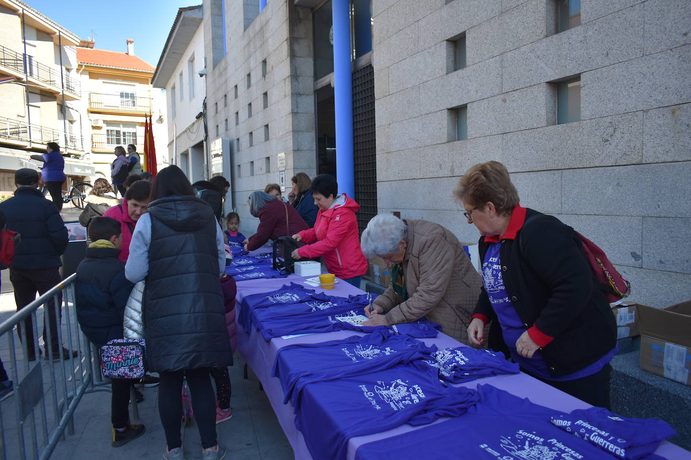 Con motivo de la Marcha del Día Internacional de la Mujer, Miajadas se llenó de Princesas y Guerreras que reivindicaban igualdad entre mujeres y hombres. Y lo hicieron acompañadas y apoyadas precisamente por muchos representantes del género masculino. Una marcha que recorre las calles de la localidad año tras año para dar visibilidad a esta lucha diaria que llevan a cabo desde las generaciones mayores hasta las más pequeñas, las que han vivido más trabas a las que están viviendo desde pequeñas que hay que pelear por seguir derribándolas. Tras la marcha, aún con energía para más, participaron en una Master Class de Zumba, y se llevó a cabo el sorteo de una bicicleta urbana entre todos los y las participantes de la marcha. Paula Rosas García fue la afortunada que volvió pedaleando a casa. 
