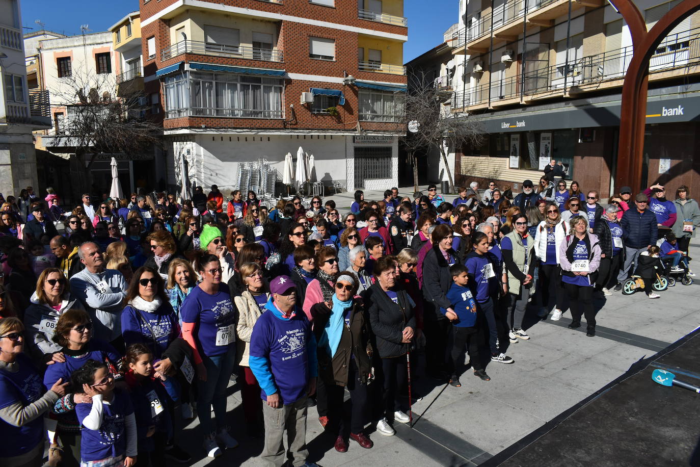 Con motivo de la Marcha del Día Internacional de la Mujer, Miajadas se llenó de Princesas y Guerreras que reivindicaban igualdad entre mujeres y hombres. Y lo hicieron acompañadas y apoyadas precisamente por muchos representantes del género masculino. Una marcha que recorre las calles de la localidad año tras año para dar visibilidad a esta lucha diaria que llevan a cabo desde las generaciones mayores hasta las más pequeñas, las que han vivido más trabas a las que están viviendo desde pequeñas que hay que pelear por seguir derribándolas. Tras la marcha, aún con energía para más, participaron en una Master Class de Zumba, y se llevó a cabo el sorteo de una bicicleta urbana entre todos los y las participantes de la marcha. Paula Rosas García fue la afortunada que volvió pedaleando a casa. 