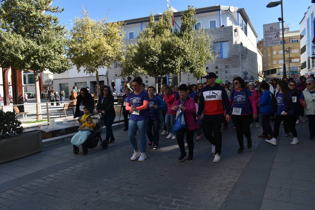Con motivo de la Marcha del Día Internacional de la Mujer, Miajadas se llenó de Princesas y Guerreras que reivindicaban igualdad entre mujeres y hombres. Y lo hicieron acompañadas y apoyadas precisamente por muchos representantes del género masculino. Una marcha que recorre las calles de la localidad año tras año para dar visibilidad a esta lucha diaria que llevan a cabo desde las generaciones mayores hasta las más pequeñas, las que han vivido más trabas a las que están viviendo desde pequeñas que hay que pelear por seguir derribándolas. Tras la marcha, aún con energía para más, participaron en una Master Class de Zumba, y se llevó a cabo el sorteo de una bicicleta urbana entre todos los y las participantes de la marcha. Paula Rosas García fue la afortunada que volvió pedaleando a casa. 