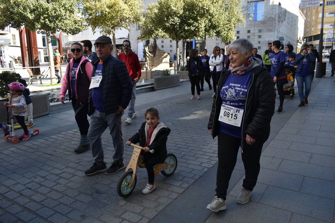 Con motivo de la Marcha del Día Internacional de la Mujer, Miajadas se llenó de Princesas y Guerreras que reivindicaban igualdad entre mujeres y hombres. Y lo hicieron acompañadas y apoyadas precisamente por muchos representantes del género masculino. Una marcha que recorre las calles de la localidad año tras año para dar visibilidad a esta lucha diaria que llevan a cabo desde las generaciones mayores hasta las más pequeñas, las que han vivido más trabas a las que están viviendo desde pequeñas que hay que pelear por seguir derribándolas. Tras la marcha, aún con energía para más, participaron en una Master Class de Zumba, y se llevó a cabo el sorteo de una bicicleta urbana entre todos los y las participantes de la marcha. Paula Rosas García fue la afortunada que volvió pedaleando a casa. 