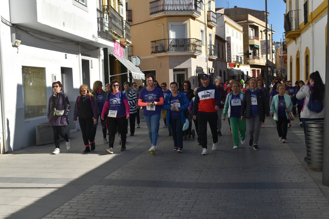 Con motivo de la Marcha del Día Internacional de la Mujer, Miajadas se llenó de Princesas y Guerreras que reivindicaban igualdad entre mujeres y hombres. Y lo hicieron acompañadas y apoyadas precisamente por muchos representantes del género masculino. Una marcha que recorre las calles de la localidad año tras año para dar visibilidad a esta lucha diaria que llevan a cabo desde las generaciones mayores hasta las más pequeñas, las que han vivido más trabas a las que están viviendo desde pequeñas que hay que pelear por seguir derribándolas. Tras la marcha, aún con energía para más, participaron en una Master Class de Zumba, y se llevó a cabo el sorteo de una bicicleta urbana entre todos los y las participantes de la marcha. Paula Rosas García fue la afortunada que volvió pedaleando a casa. 