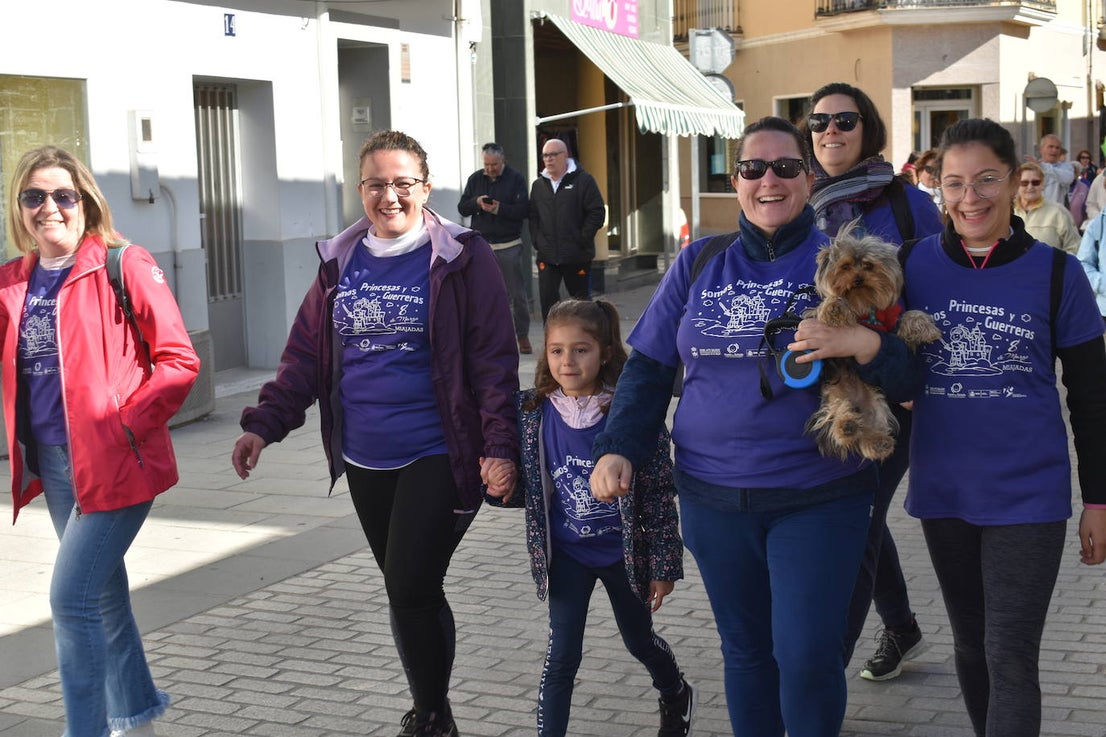 Con motivo de la Marcha del Día Internacional de la Mujer, Miajadas se llenó de Princesas y Guerreras que reivindicaban igualdad entre mujeres y hombres. Y lo hicieron acompañadas y apoyadas precisamente por muchos representantes del género masculino. Una marcha que recorre las calles de la localidad año tras año para dar visibilidad a esta lucha diaria que llevan a cabo desde las generaciones mayores hasta las más pequeñas, las que han vivido más trabas a las que están viviendo desde pequeñas que hay que pelear por seguir derribándolas. Tras la marcha, aún con energía para más, participaron en una Master Class de Zumba, y se llevó a cabo el sorteo de una bicicleta urbana entre todos los y las participantes de la marcha. Paula Rosas García fue la afortunada que volvió pedaleando a casa. 