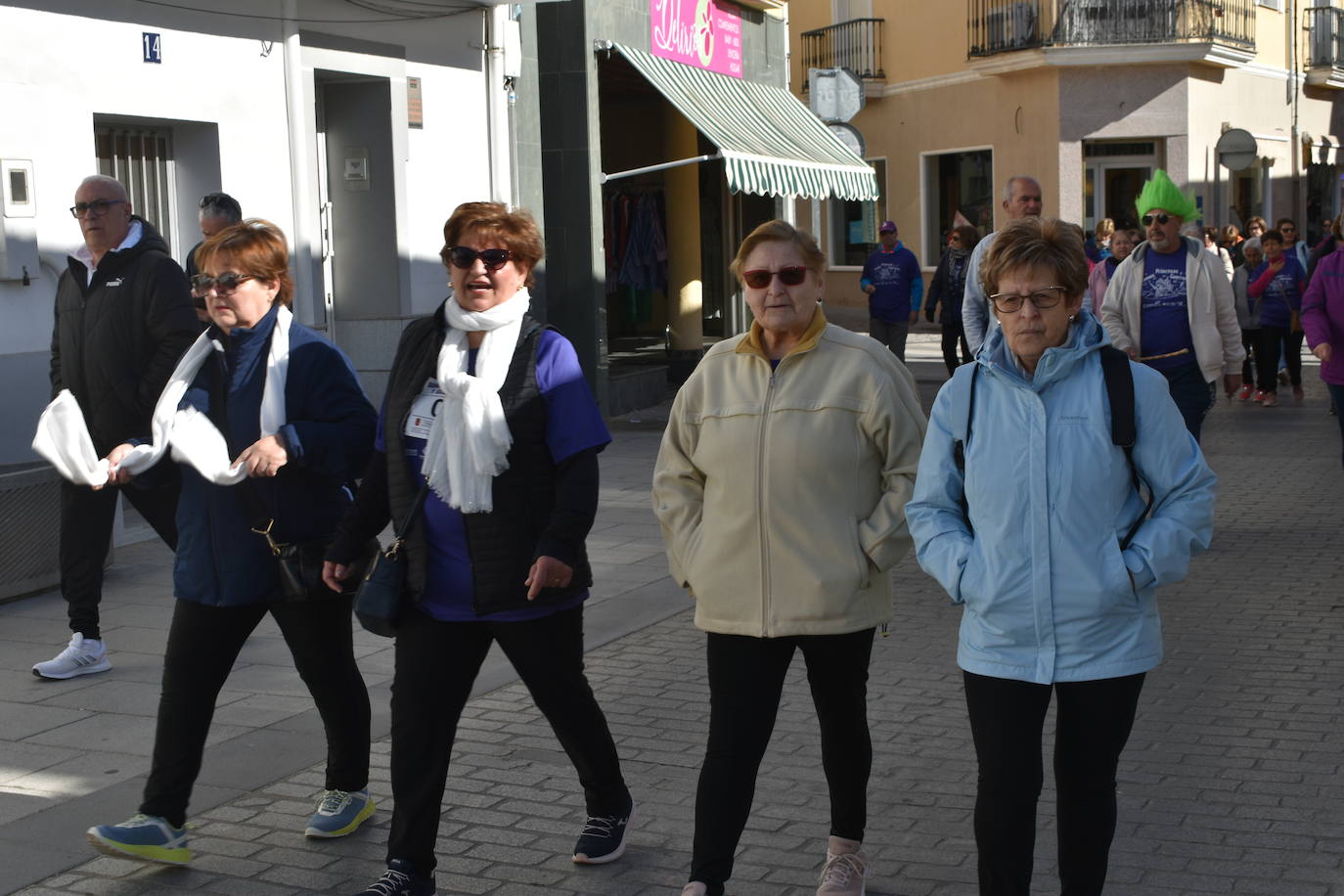 Con motivo de la Marcha del Día Internacional de la Mujer, Miajadas se llenó de Princesas y Guerreras que reivindicaban igualdad entre mujeres y hombres. Y lo hicieron acompañadas y apoyadas precisamente por muchos representantes del género masculino. Una marcha que recorre las calles de la localidad año tras año para dar visibilidad a esta lucha diaria que llevan a cabo desde las generaciones mayores hasta las más pequeñas, las que han vivido más trabas a las que están viviendo desde pequeñas que hay que pelear por seguir derribándolas. Tras la marcha, aún con energía para más, participaron en una Master Class de Zumba, y se llevó a cabo el sorteo de una bicicleta urbana entre todos los y las participantes de la marcha. Paula Rosas García fue la afortunada que volvió pedaleando a casa. 