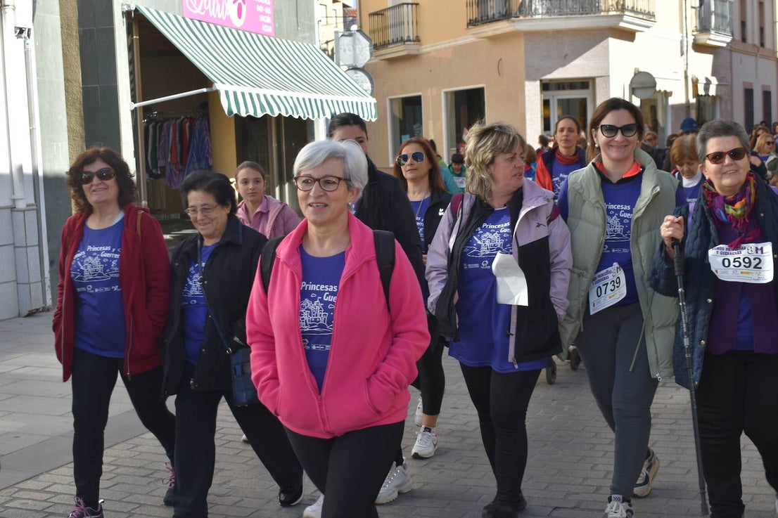 Con motivo de la Marcha del Día Internacional de la Mujer, Miajadas se llenó de Princesas y Guerreras que reivindicaban igualdad entre mujeres y hombres. Y lo hicieron acompañadas y apoyadas precisamente por muchos representantes del género masculino. Una marcha que recorre las calles de la localidad año tras año para dar visibilidad a esta lucha diaria que llevan a cabo desde las generaciones mayores hasta las más pequeñas, las que han vivido más trabas a las que están viviendo desde pequeñas que hay que pelear por seguir derribándolas. Tras la marcha, aún con energía para más, participaron en una Master Class de Zumba, y se llevó a cabo el sorteo de una bicicleta urbana entre todos los y las participantes de la marcha. Paula Rosas García fue la afortunada que volvió pedaleando a casa. 