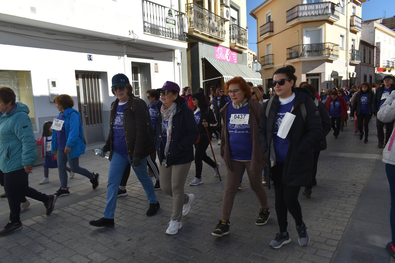 Con motivo de la Marcha del Día Internacional de la Mujer, Miajadas se llenó de Princesas y Guerreras que reivindicaban igualdad entre mujeres y hombres. Y lo hicieron acompañadas y apoyadas precisamente por muchos representantes del género masculino. Una marcha que recorre las calles de la localidad año tras año para dar visibilidad a esta lucha diaria que llevan a cabo desde las generaciones mayores hasta las más pequeñas, las que han vivido más trabas a las que están viviendo desde pequeñas que hay que pelear por seguir derribándolas. Tras la marcha, aún con energía para más, participaron en una Master Class de Zumba, y se llevó a cabo el sorteo de una bicicleta urbana entre todos los y las participantes de la marcha. Paula Rosas García fue la afortunada que volvió pedaleando a casa. 