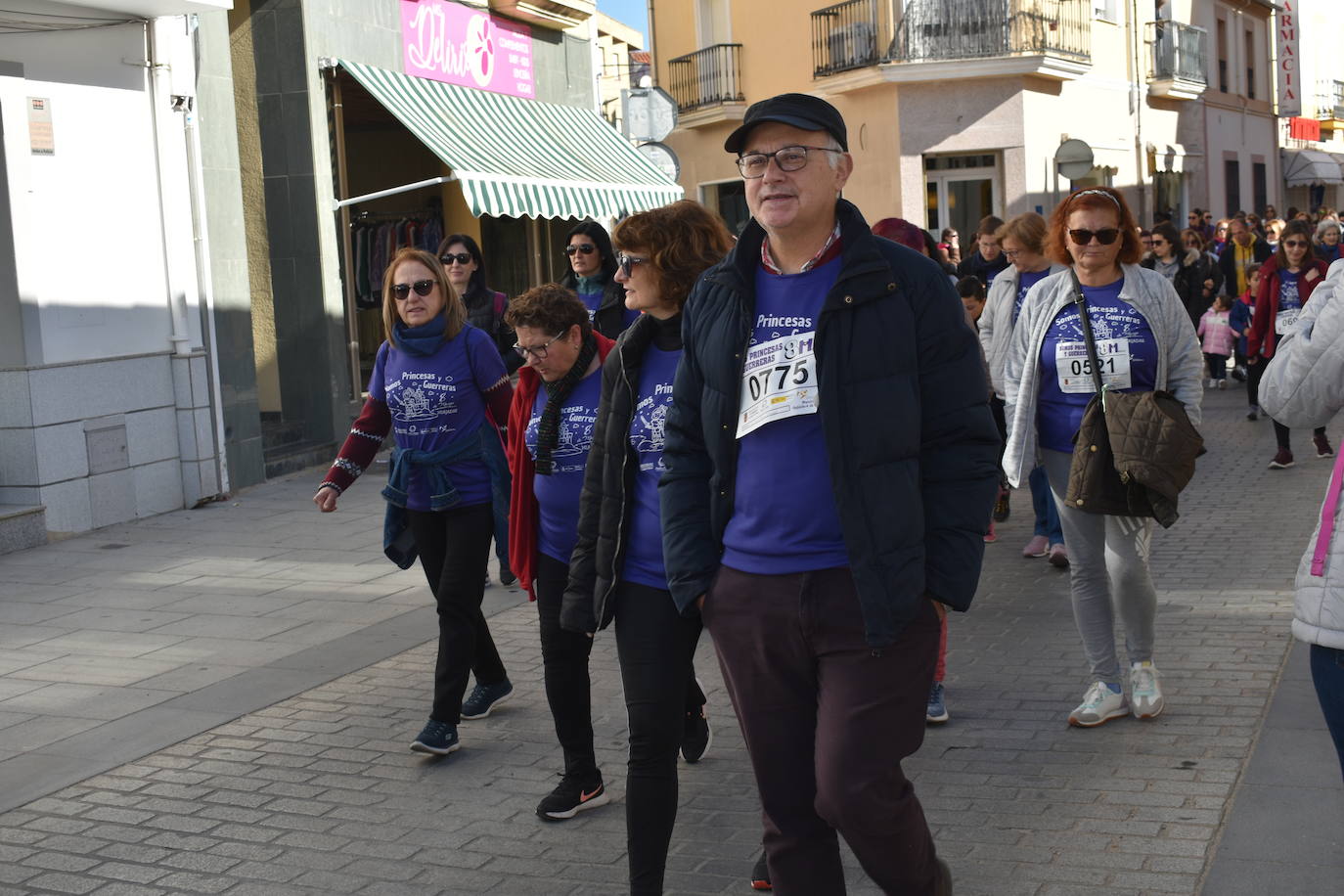 Con motivo de la Marcha del Día Internacional de la Mujer, Miajadas se llenó de Princesas y Guerreras que reivindicaban igualdad entre mujeres y hombres. Y lo hicieron acompañadas y apoyadas precisamente por muchos representantes del género masculino. Una marcha que recorre las calles de la localidad año tras año para dar visibilidad a esta lucha diaria que llevan a cabo desde las generaciones mayores hasta las más pequeñas, las que han vivido más trabas a las que están viviendo desde pequeñas que hay que pelear por seguir derribándolas. Tras la marcha, aún con energía para más, participaron en una Master Class de Zumba, y se llevó a cabo el sorteo de una bicicleta urbana entre todos los y las participantes de la marcha. Paula Rosas García fue la afortunada que volvió pedaleando a casa. 