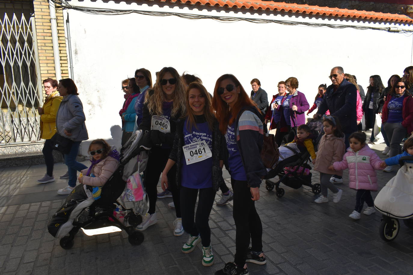 Con motivo de la Marcha del Día Internacional de la Mujer, Miajadas se llenó de Princesas y Guerreras que reivindicaban igualdad entre mujeres y hombres. Y lo hicieron acompañadas y apoyadas precisamente por muchos representantes del género masculino. Una marcha que recorre las calles de la localidad año tras año para dar visibilidad a esta lucha diaria que llevan a cabo desde las generaciones mayores hasta las más pequeñas, las que han vivido más trabas a las que están viviendo desde pequeñas que hay que pelear por seguir derribándolas. Tras la marcha, aún con energía para más, participaron en una Master Class de Zumba, y se llevó a cabo el sorteo de una bicicleta urbana entre todos los y las participantes de la marcha. Paula Rosas García fue la afortunada que volvió pedaleando a casa. 