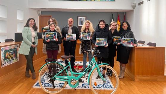 Los afortunados de la campaña 'Vive la Navidad en tu comercio local' reciben sus premios