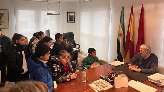 Los alumnos del colegio Ntra. Sra. de Guadalupe conocen el funcionamiento del Ayuntamiento