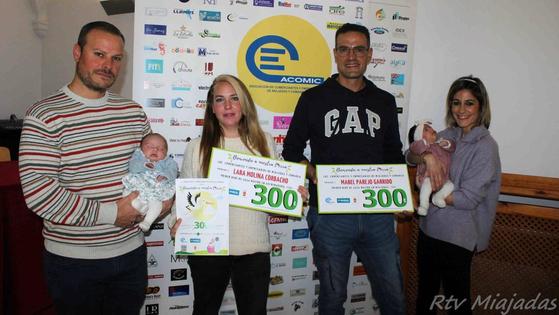 Lara Molina y Mabel Parejo ganadoras del cheque bebé de Acomic por ser las primeras en nacer