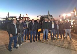 Agricultores de Miajadas y miembros de 'La Unión' antes de partir hacia Madrid.