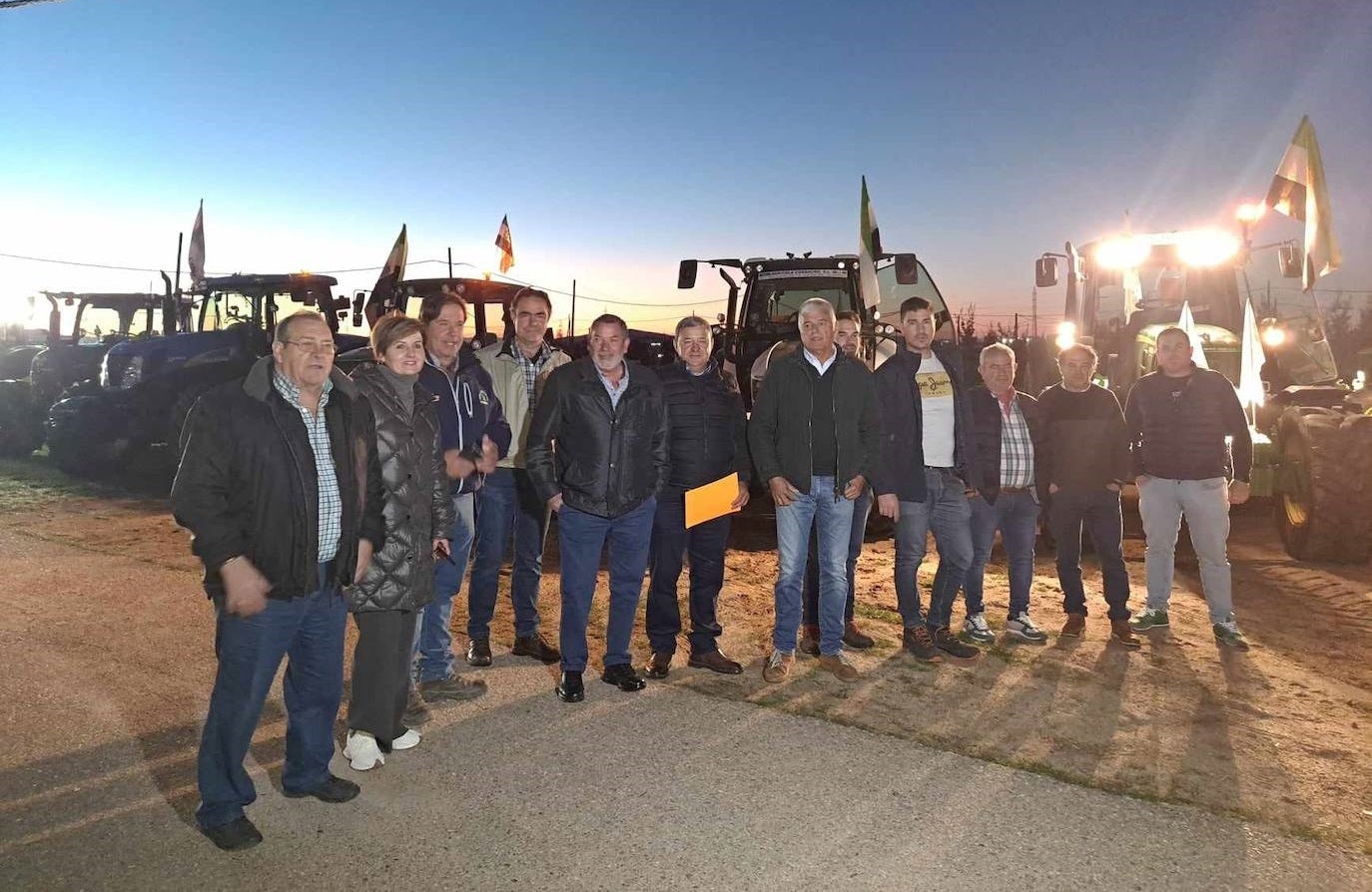 Agricultores de Miajadas y miembros de 'La Unión' antes de partir hacia Madrid.