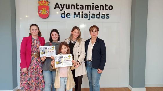 Gloria Vicente y María Naharro, ganadoras de las entradas para el musical de 'El rey león'
