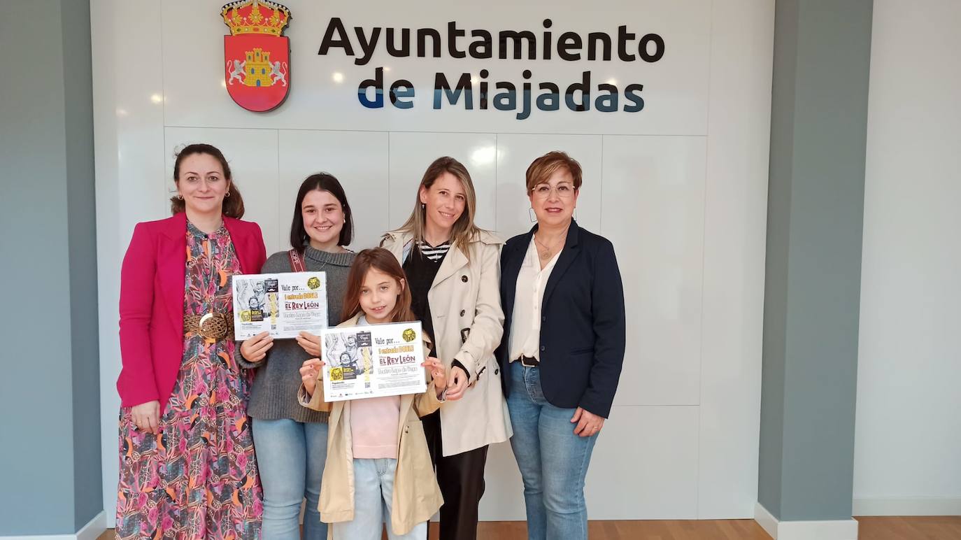 Las ganadoras posan con sus respectivos premios por la campaña comercial del Día del padre.