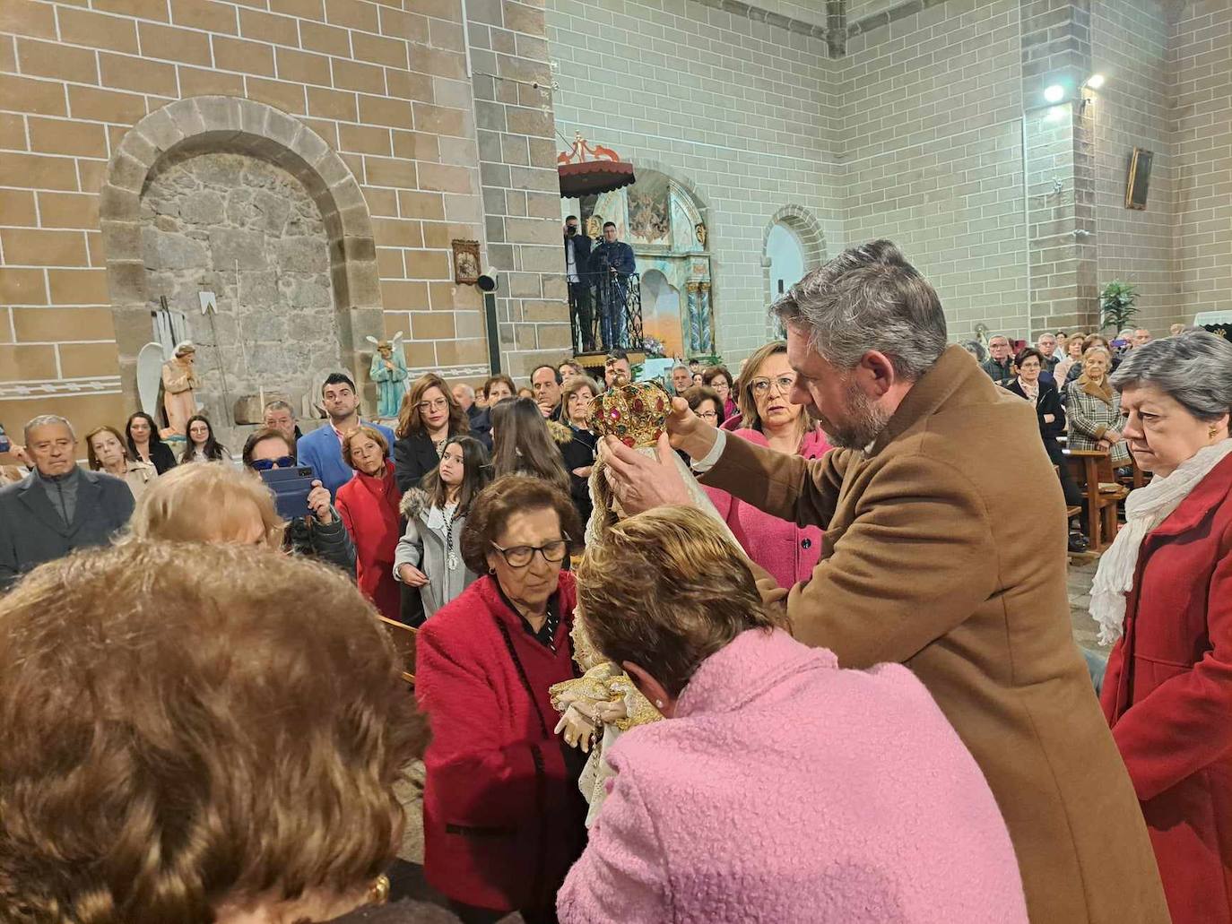 El reencuentro fue igual de hermoso dentro de la Iglesia