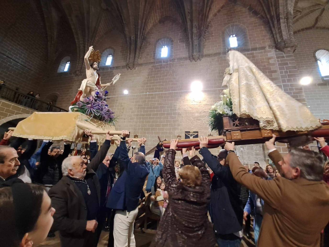 El reencuentro fue igual de hermoso dentro de la Iglesia
