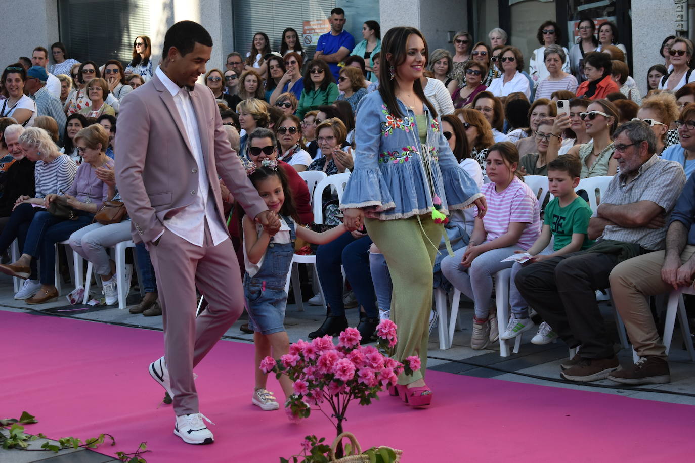 FOTOS: Éxito rotundo del desfile &#039;Miajadas está de moda&#039; (1ª parte)