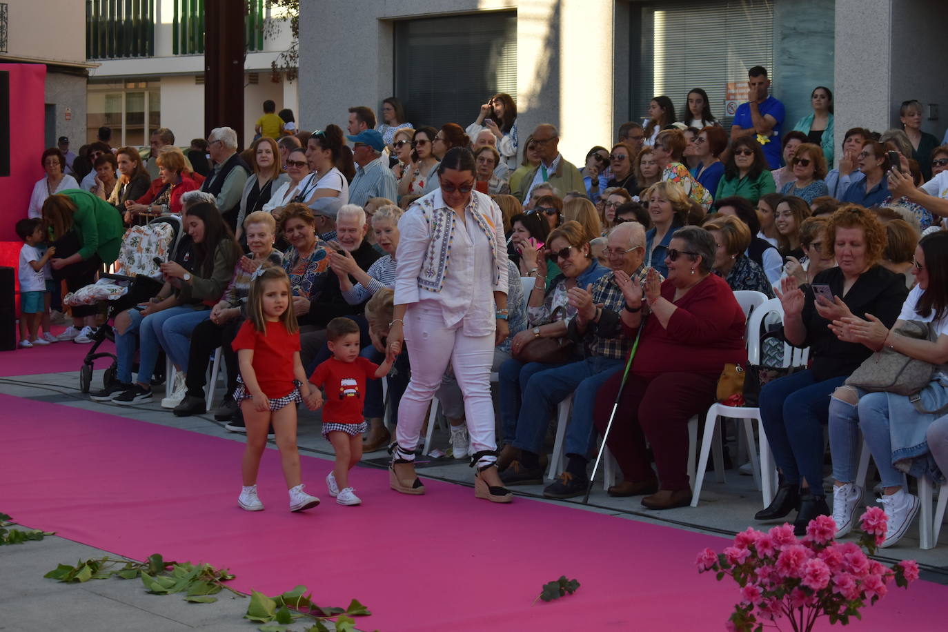 FOTOS: Éxito rotundo del desfile &#039;Miajadas está de moda&#039; (1ª parte)