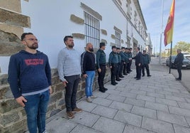 El delegado del gobierno, José Luis Quintana, saluda a los agentes de la Guardia Civil de Miajadas.