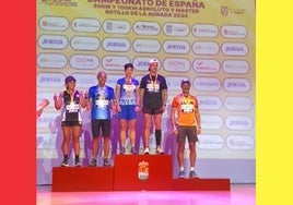 fFrancisco Javier Alvarado en el puesto de oro, y Plácido Sergio Gómez, a su lado, en el puesto de bronce.