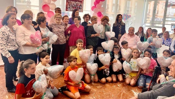 El centro de mayores organizó el acto de entrega de 'Corazones Solidarios'