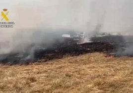 Imagen facilitada por la Guardia Civil durante la extinción del fuego en la aeronave.