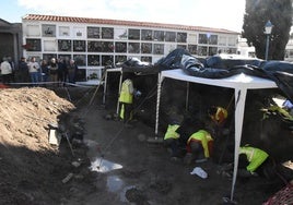 Trabajos realizados en las fosas comunes en el cementerio de Miajadas en 2022.