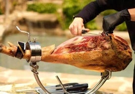 Degustación de jamón y cata de aceite de oliva en la VI Feria Agroalimentaria de Miajadas