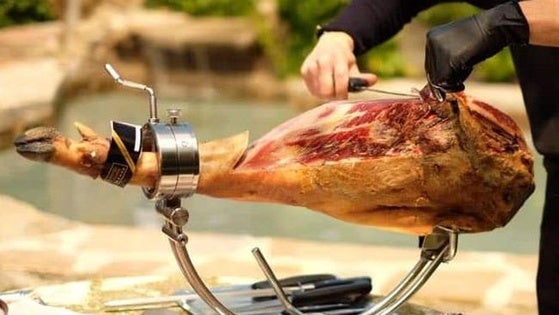 Degustación de jamón y cata de aceite de oliva en la VI Feria Agroalimentaria de Miajadas